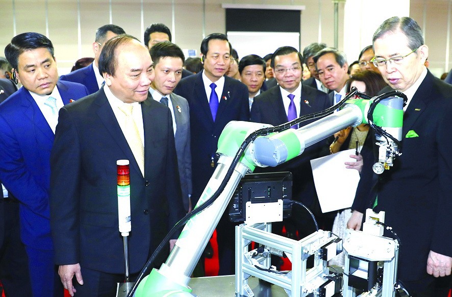 阮春福總理參觀日本電產株式 會社。（圖源：越通社） 