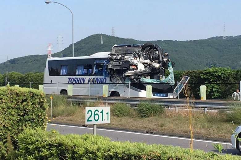 日本中部地區高速公路發生小客車與旅遊巴士相撞的現場。（圖源：AFP）