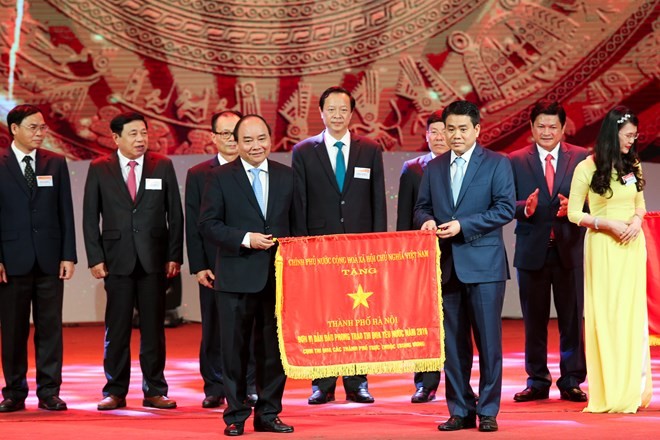 阮春福總理向各典範頒贈競賽錦旗。（資料圖來源：明山/Vietnam+）
