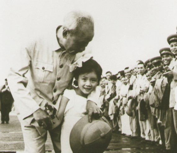 1957年5月，胡伯伯與幼年的王楓。（資料圖：互聯網）