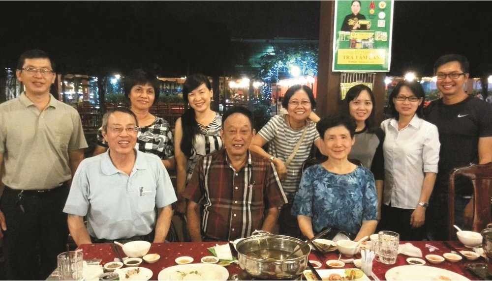 我們與胡志明市的華人朋友相聚（前排正中為陸進義先生）。