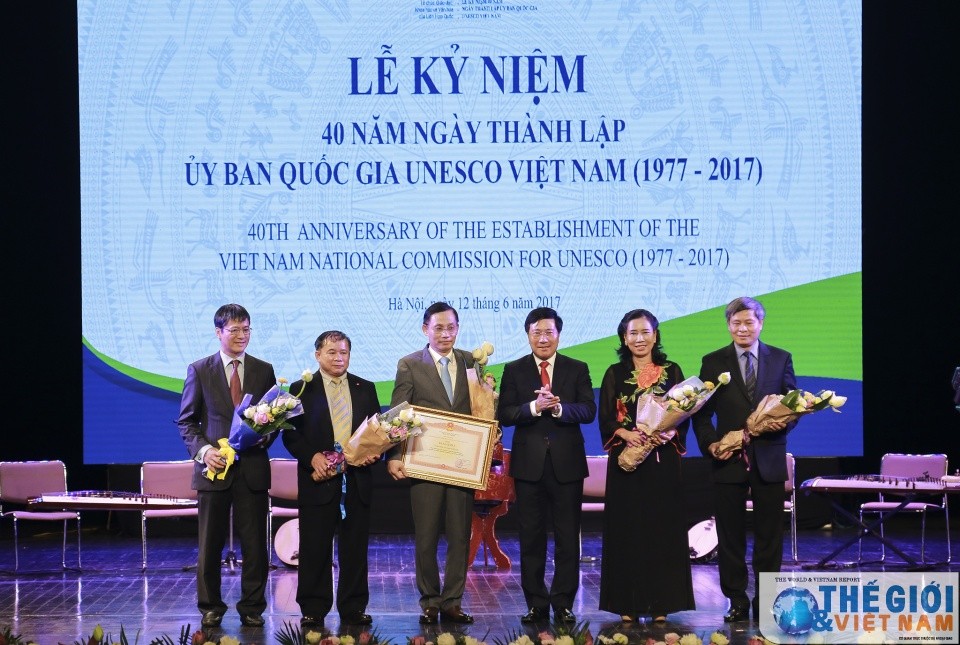 政府副總理范平明(右三) 向越南聯合國教科文組織 國家委員會頒發獎狀。（圖源：互聯網）