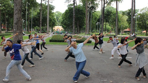民眾在第一郡騷壇公園內休閒和做運動。