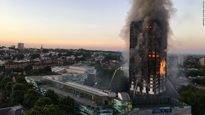 圖為倫敦高層公寓火警現場，造成6人死亡，74多人受傷。（圖源：互聯網）