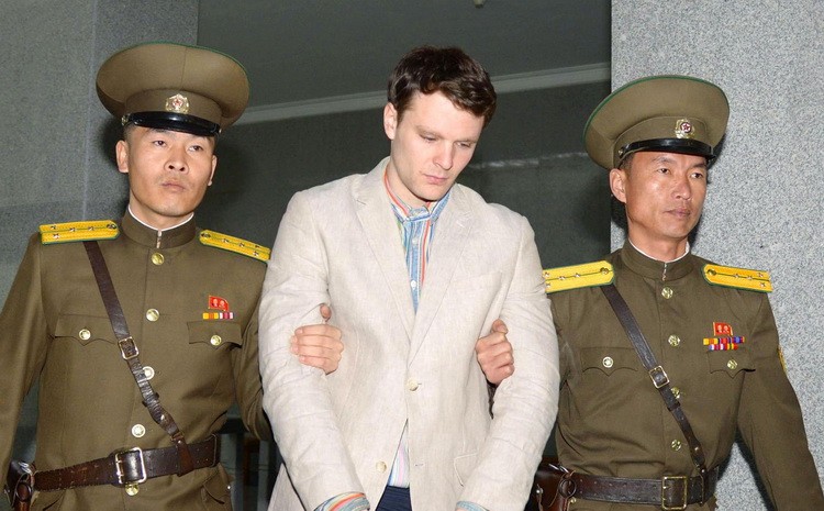 2016年3月16日，美國大學生瓦姆比爾被朝鮮押送至最高法庭，以陰謀顛覆國家罪判處15年勞改。（資料圖來源：互聯網）