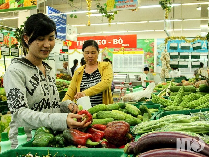 消費者在超市選購無公害果蔬。(資料圖：互聯網)