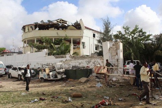 圖為索馬里首都摩加迪沙Posh Treats餐廳遭爆炸襲擊現場。（圖源：互聯網）