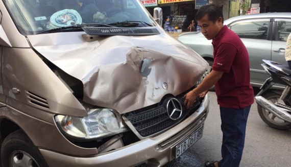 圖為事故中的一輛汽車受到嚴重損壞。（圖源：互聯網）