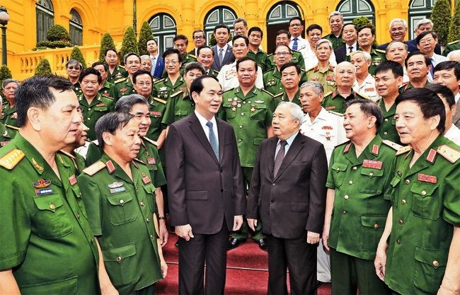 國家主席陳大光與代表交談。(圖源：顏創/越通社)