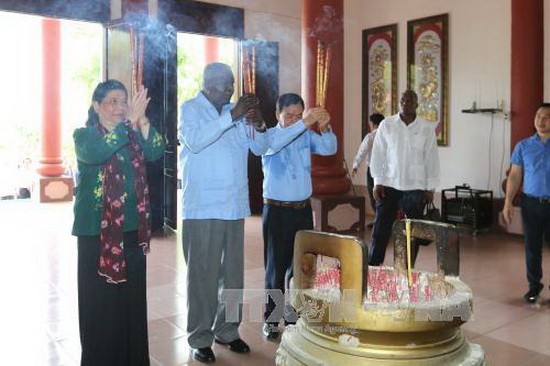國會副主席從氏放與古巴國會主席埃斯特萬‧拉索‧埃爾南德斯(左二)在阮氏定女將紀念區舉行上香緬懷儀式。（圖源：越通社）