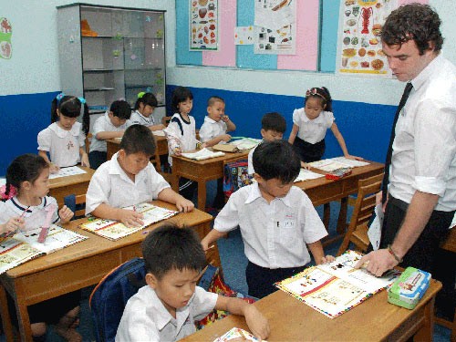 外籍英語教師在明道小學上英語課。（示意圖源：新盛）