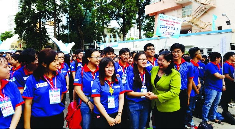 市民運處副主任阮氏碧玉為志願青年們打氣。