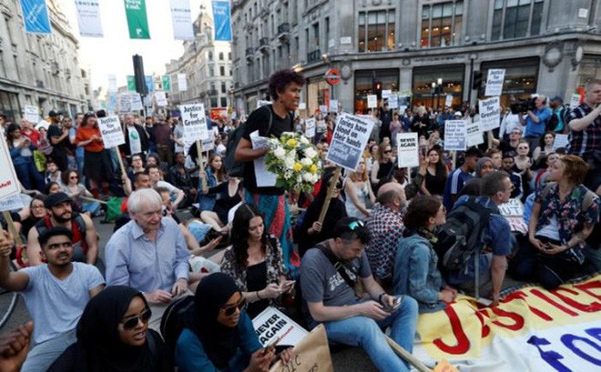 數百名示威者在倫敦肯辛頓和切爾西市政廳外舉行抗議，要求政府盡快查明火災真相。（圖源：路透社）