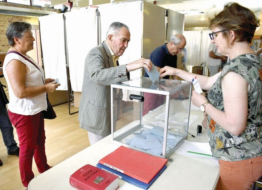 法國選民在卡賴普盧蓋縣投票站投票。(圖源：互聯網)