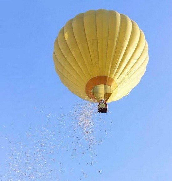 採用氫氣球上天空撒錢拍廣告的組織單位被罰700萬元。（圖源：文營）