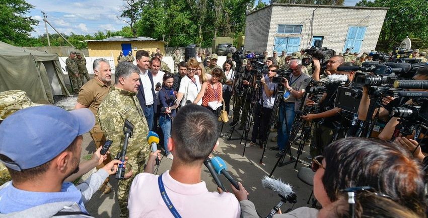 烏克蘭總統波羅素科夫在波克羅夫斯克向媒體宣佈烏政府的立場。（圖源：互聯網）
