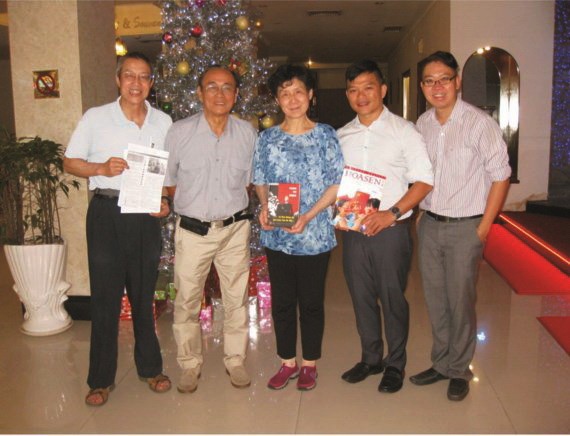 胡志明市越中友協副會長陳抗戰(左二)等越南朋友與我們在八達酒店。