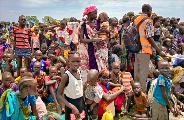 圖為非洲南蘇丹舊凡加克的大批民眾排隊等著領取糧食。(圖源：互聯網)