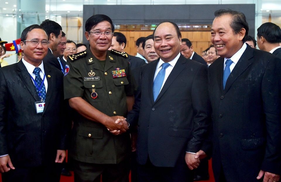 阮春福總理與洪森首相在友好氣氛中交談。(圖源：互聯網)