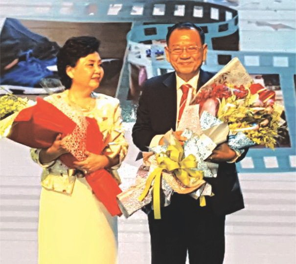 平仙公司員工向兩位創辦 人尤凱成和賴謙致送鮮花。