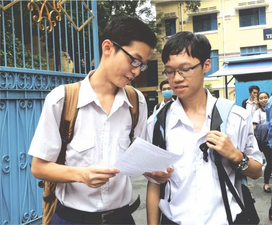 華人學生呂廷峰與同學討論試題。