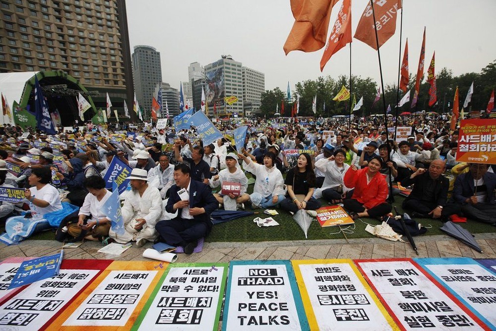 上千名韓國民眾集會要求立即中止部署並撤走“薩德”系統。(圖源：互聯網)