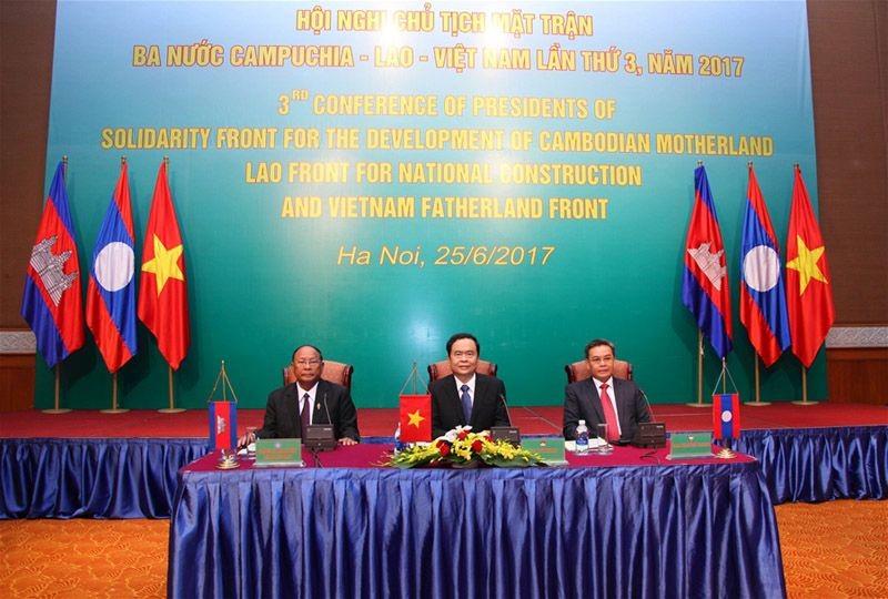 圖為柬埔寨-老撾-越南3國陣線主席團共同主持會議。（圖源：文牒）