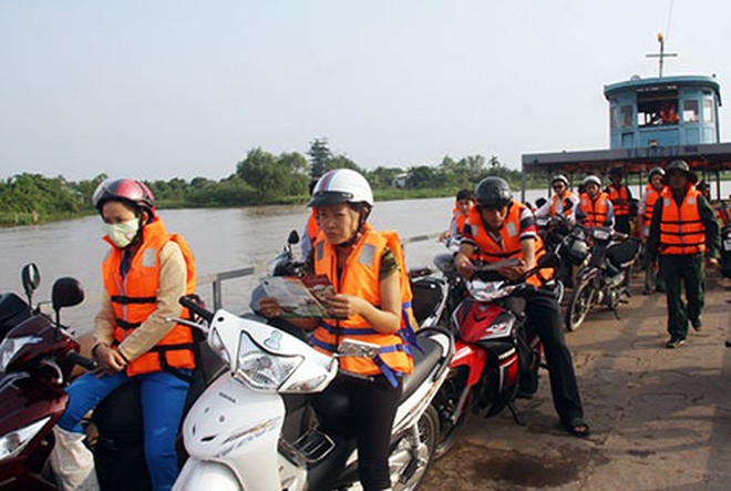 乘客在坐船渡河時需穿上救生衣或手持個人救生圈。（圖源：互聯網）