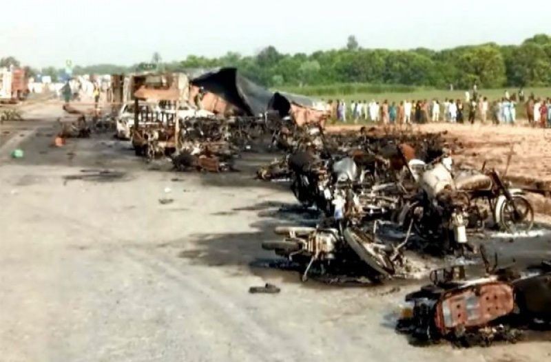 不少車輛被燒成廢鐵。(圖源：互聯網)