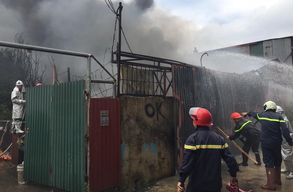 河內市消防警察力量聞訊趕往現場滅火。（圖源：互聯網）