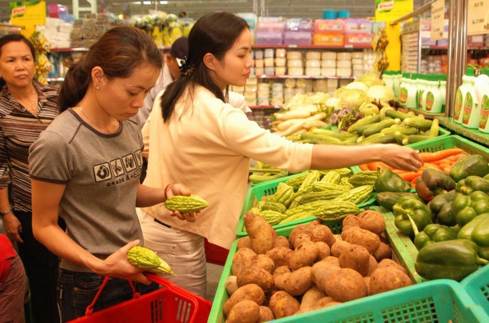 消費者在超市選購蔬菜。(圖源：N.Hữu)