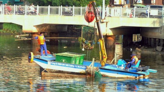 河上打撈垃圾為環保事業貢獻一份力量。（示意圖源：互聯網）