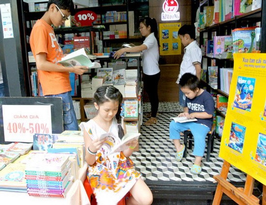 小朋友們在市書香街某一書攤裡看書。(圖源：互聯網)