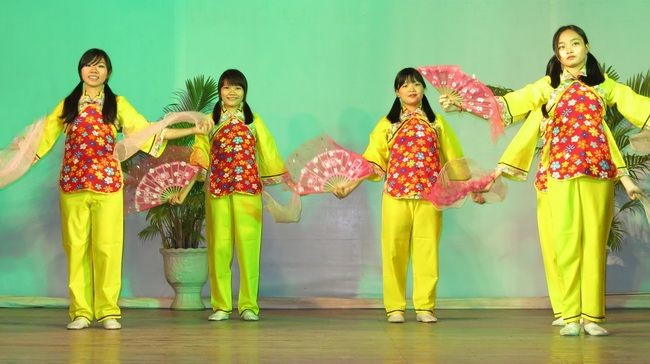 蓮花歌舞團學員表演舞蹈。(圖源：仁建)