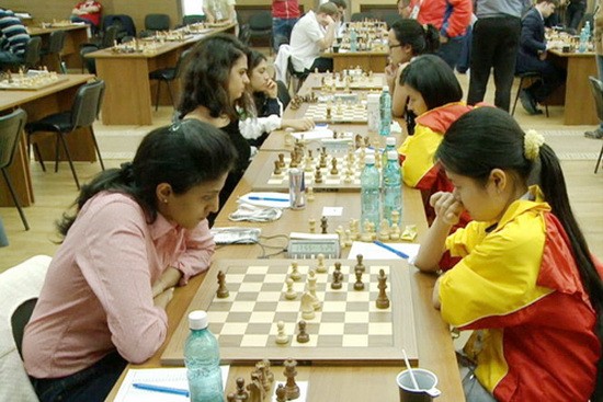 越南女隊（右）在8輪比賽中敗北。(圖源：互聯網)