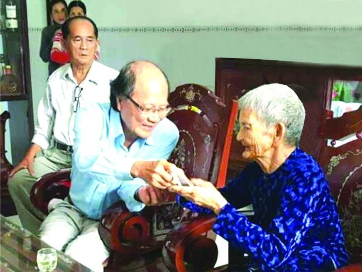 溫陵會館常值副理事長洪世真 轉交贍養金給越南英雄母親。