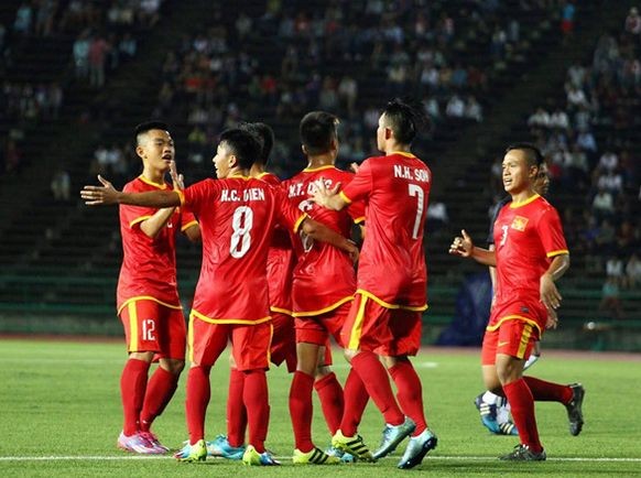 越南U17隊的球員慶祝進球。(圖源：互聯網)
