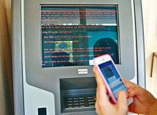 烏克蘭國有銀行Oschadbank在基輔的一個付款機出現勒索訊息。(圖源：互聯網)
