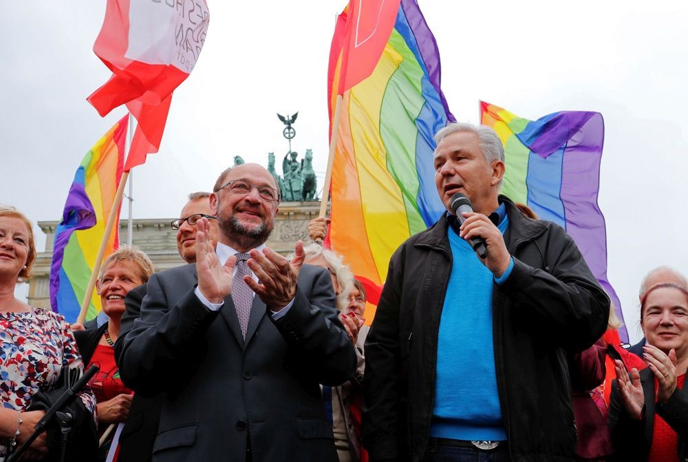 德國社會民主黨黨魁舒爾茨（左）6月30日在柏林慶祝同性婚姻法案通過。（圖源：路透社）