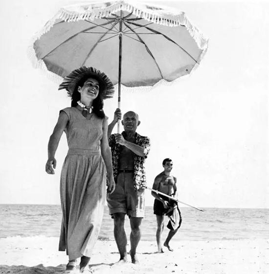 1948年，畢卡索與情人弗朗索瓦茲‧吉洛在海邊。（圖源：互聯網）