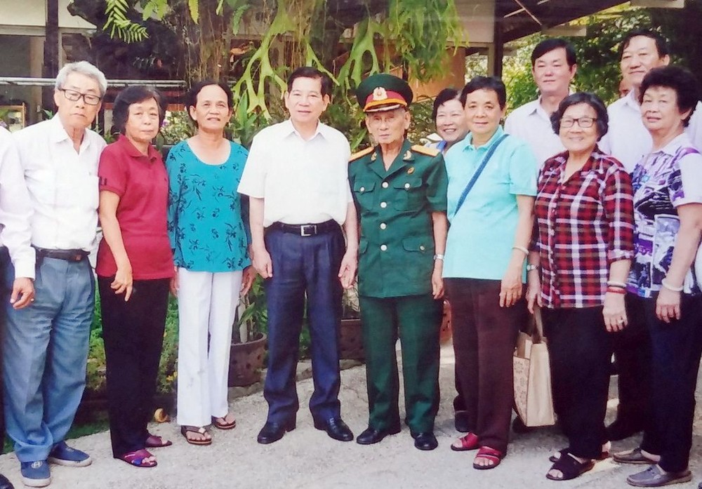 黃中柱(左一)與戰友們拜訪原國 家主席阮明哲(左四)。