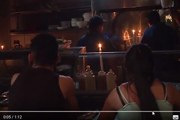 中美洲多國遇上大停電，餐館裡只能用燭光當照明。（圖源：視頻截圖）