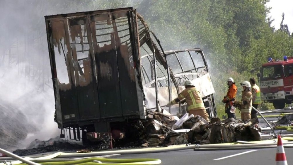 一輛巴士與卡車相撞後起火。（圖源：Sky News）