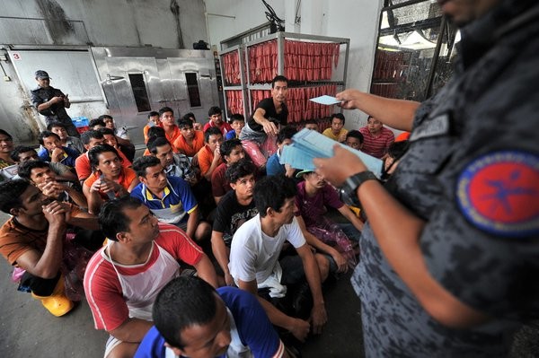 馬來西亞霹州移民局展開“宣誓行動”，前往州內各地工業區掃蕩非法外勞。（圖源：互聯網）