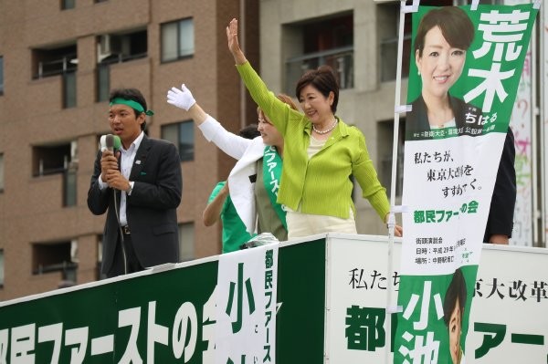 「小池炫風」風勢驚人，日本各媒體出口民調顯示，小池的都民優先會在這次東京都議會選舉取得壓倒性大。（）