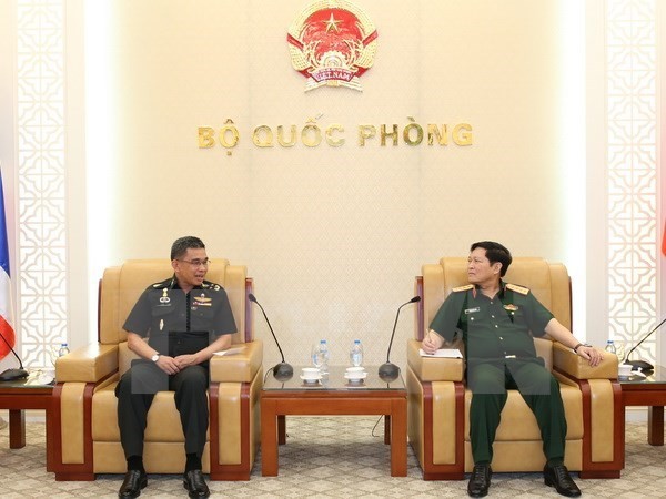 國防部長吳春歷大將(右)會見泰國國防部常務秘書猜昌‧昌蒙空大將。（圖源：越通社）