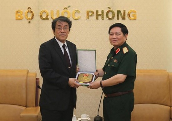 國防部長吳春歷大將(左)向日本駐越南特命全權大使梅田邦夫閣下贈送紀念品。（圖源：互聯網）