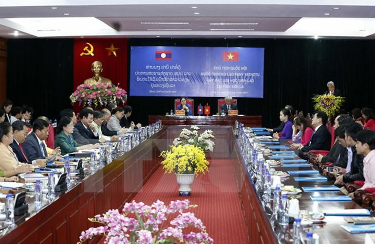 老撾國會主席巴妮•雅陶都在山羅省會議中心會見了老撾在越南山羅省留學生。（圖源：越通社）