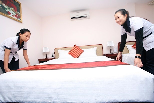 圖為酒店客房業務實習生在實習客房服務。（示意圖源：REACH）