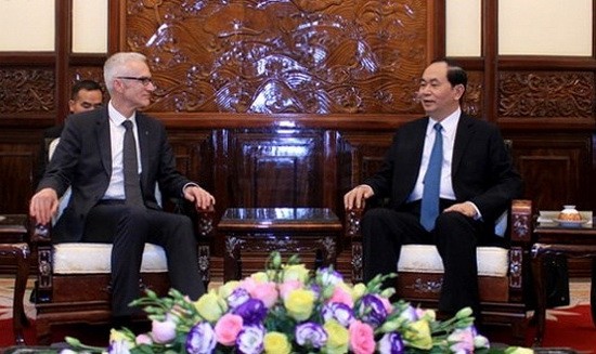 越南國家主席陳大光會見國際刑警組織秘書長尤爾根‧斯托克(左)。（資料圖來源：越通社）